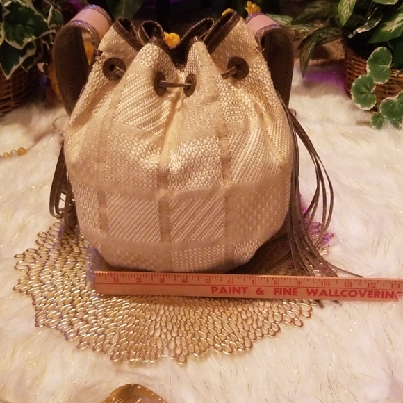 Danielle Nicole, New York Bucket Handbag - Picture 3 of 8